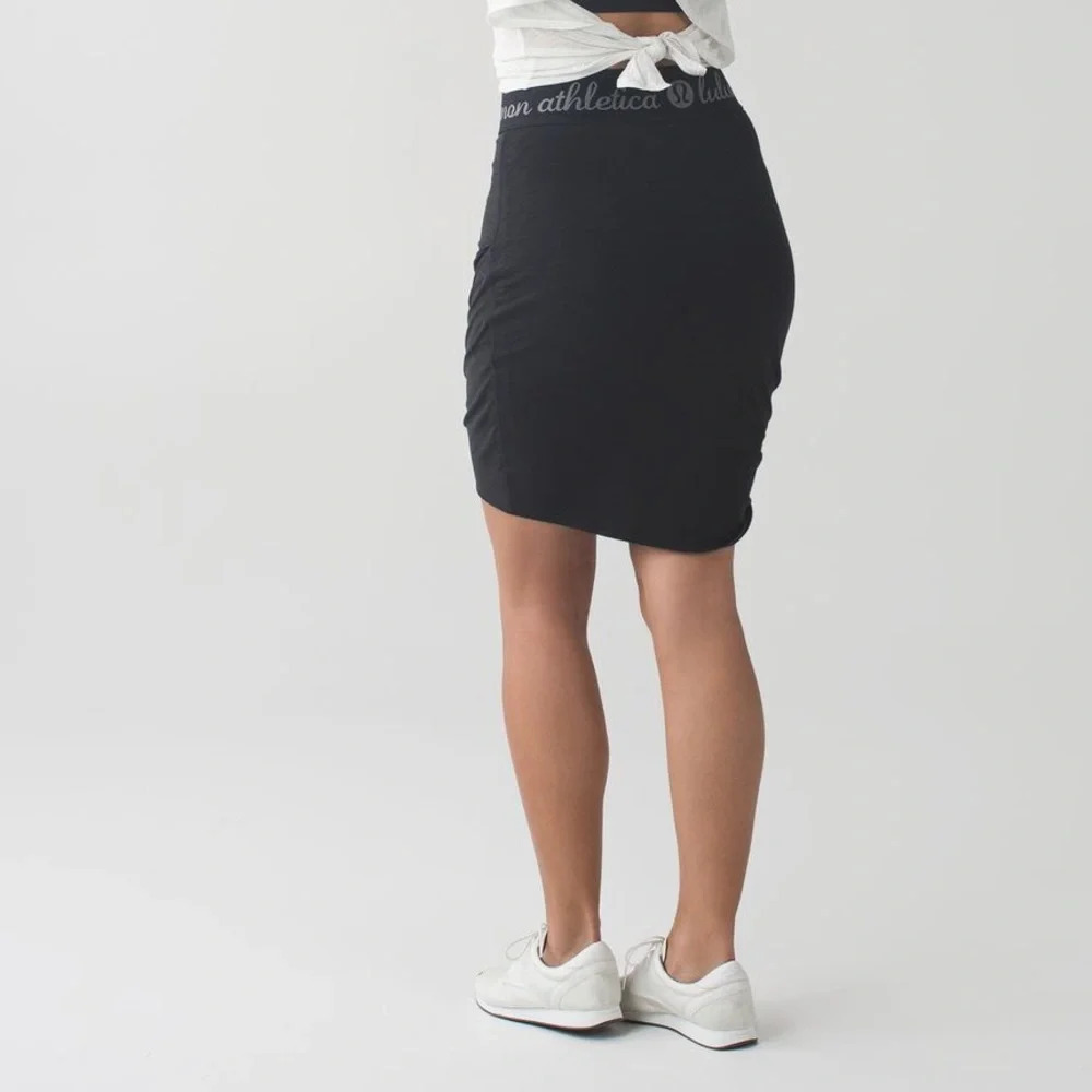 Lululemon Athletica Inner Essence ruched Skirt Sz 4